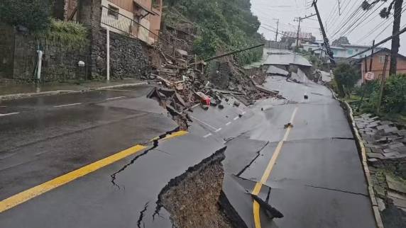 Rua desmorona após chuva em Gramado