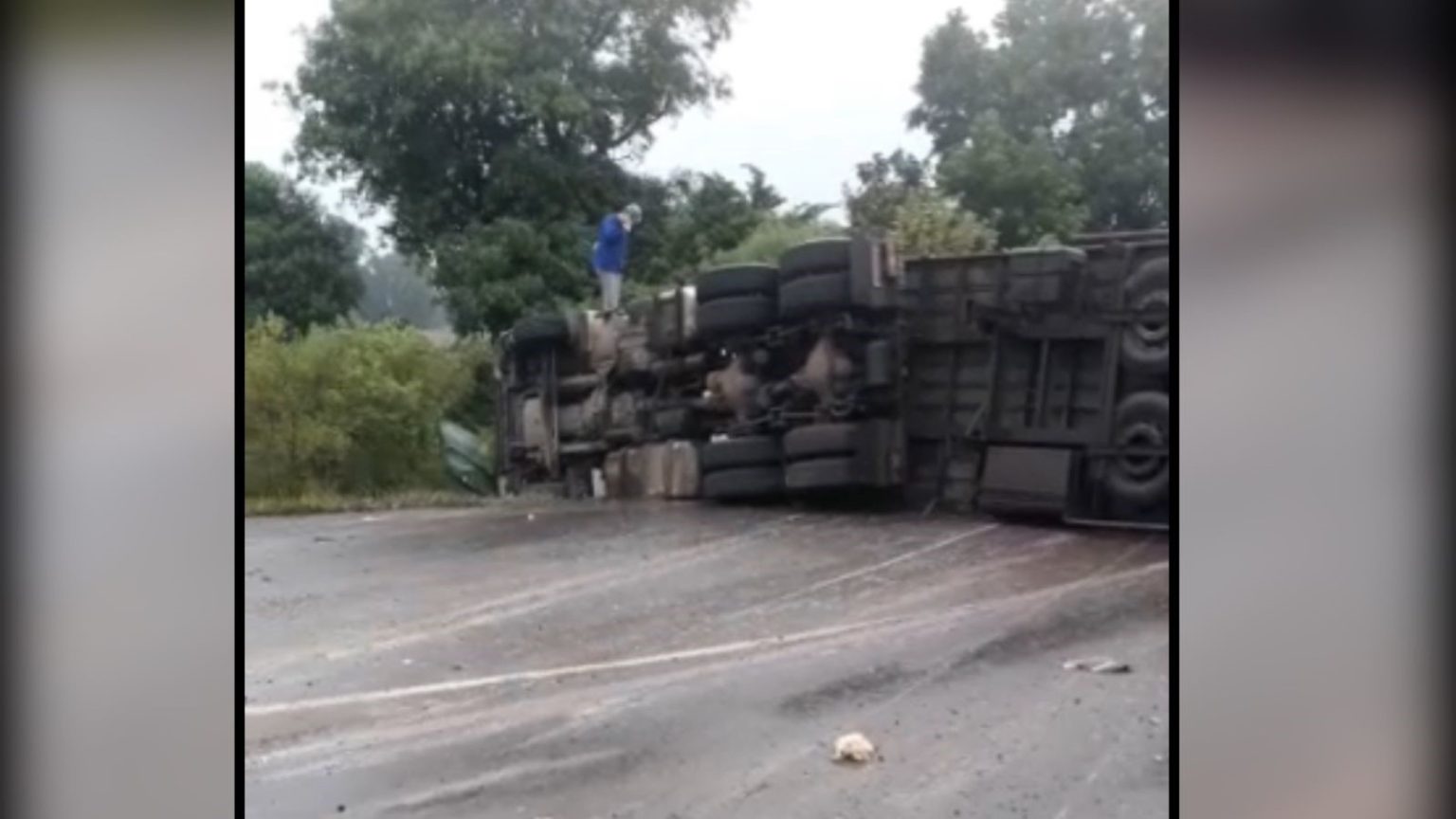 Carreta tomba e bloqueia a BR-285 em Coronel Barros