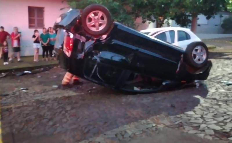 Colisão envolve três veículos deixando uma pessoa ferida, na zona norte de Santo Ângelo