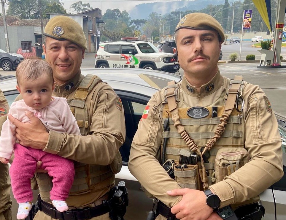 Bebê de 5 meses é salva por policiais após ficar presa em veículo em Santa Catarina