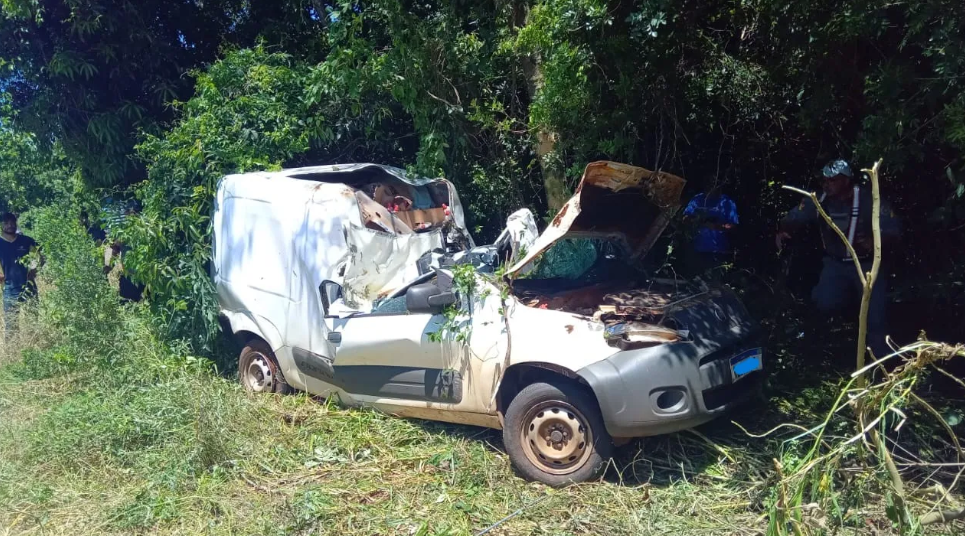 Carro sai da pista e capota em acidente na BR-285 em Pejuçara