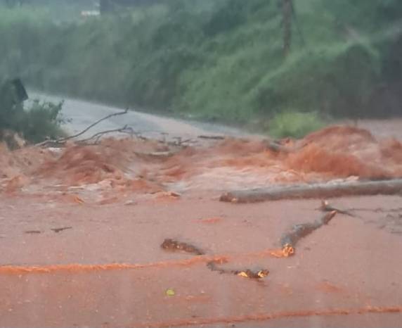 Chuva intensa causa alagamentos e bloqueios em Santa Rosa, Três de Maio e região
