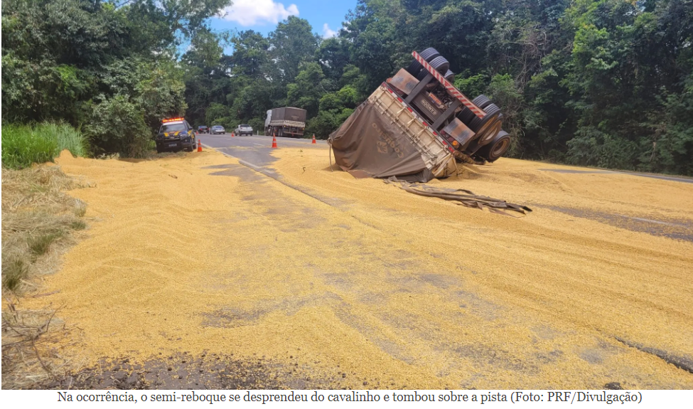 Carreta carregada com soja tomba na BR-158 entre Itaara e Santa Maria