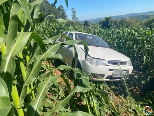 Idoso sofre acidente de trânsito e veículo desce ribanceira no interior de Itapiranga