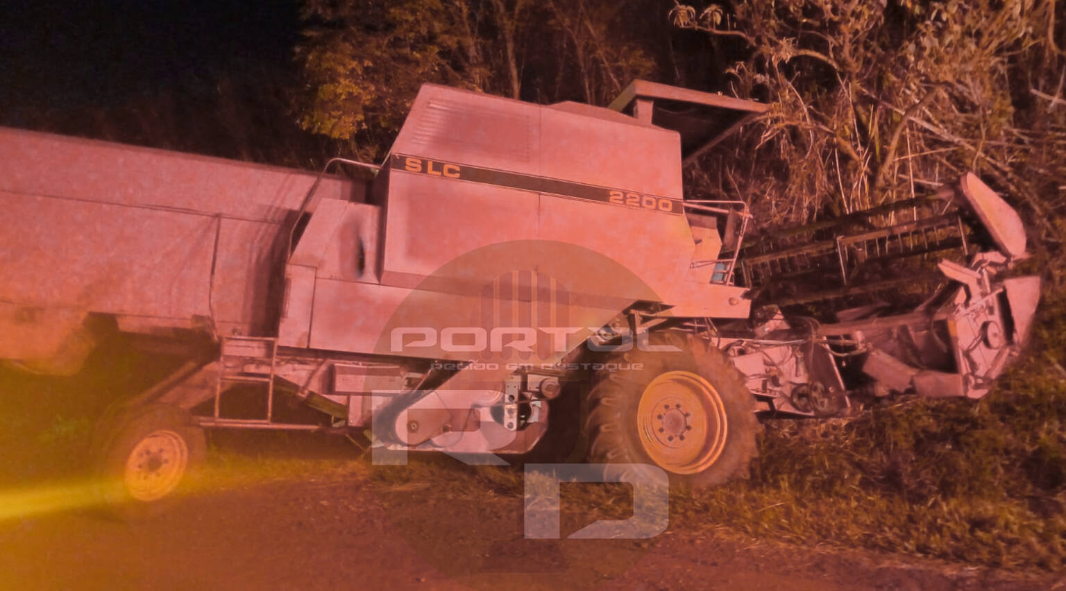 Tentativa de ultrapassagem causa acidente envolvendo colheitadeira na BR-392