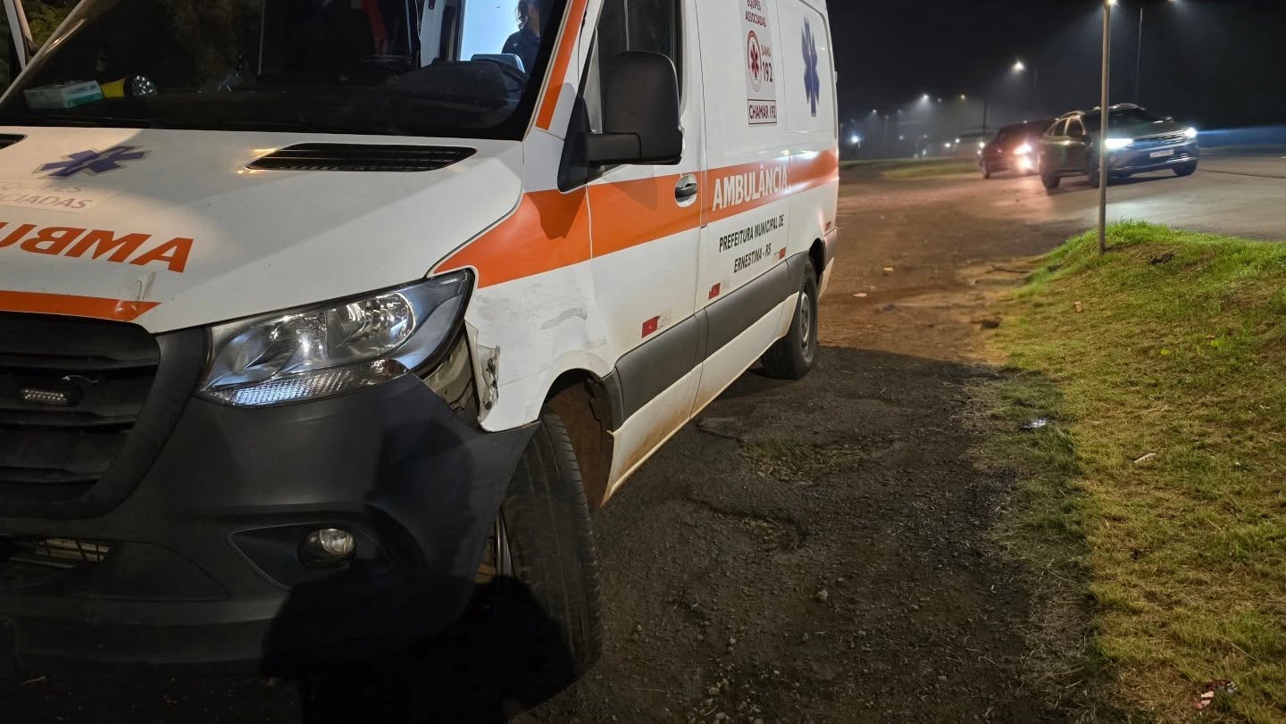 Acidente entre ambulância e carro é registrado na RSC-153 em Passo Fundo