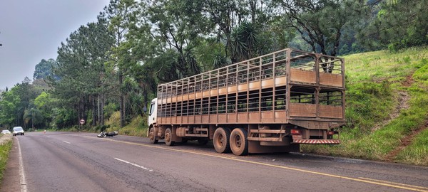 Motociclista fica ferido em colisão com caminhão na RST-472