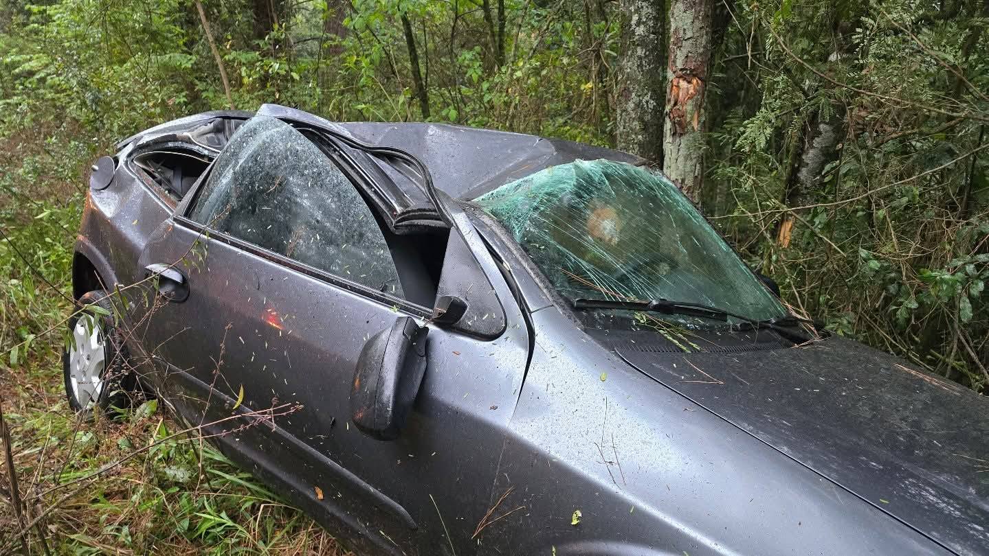 Grave acidente registrado na ERS-324 deixa veículo destruído próximo ao Arroio do Burro Preto