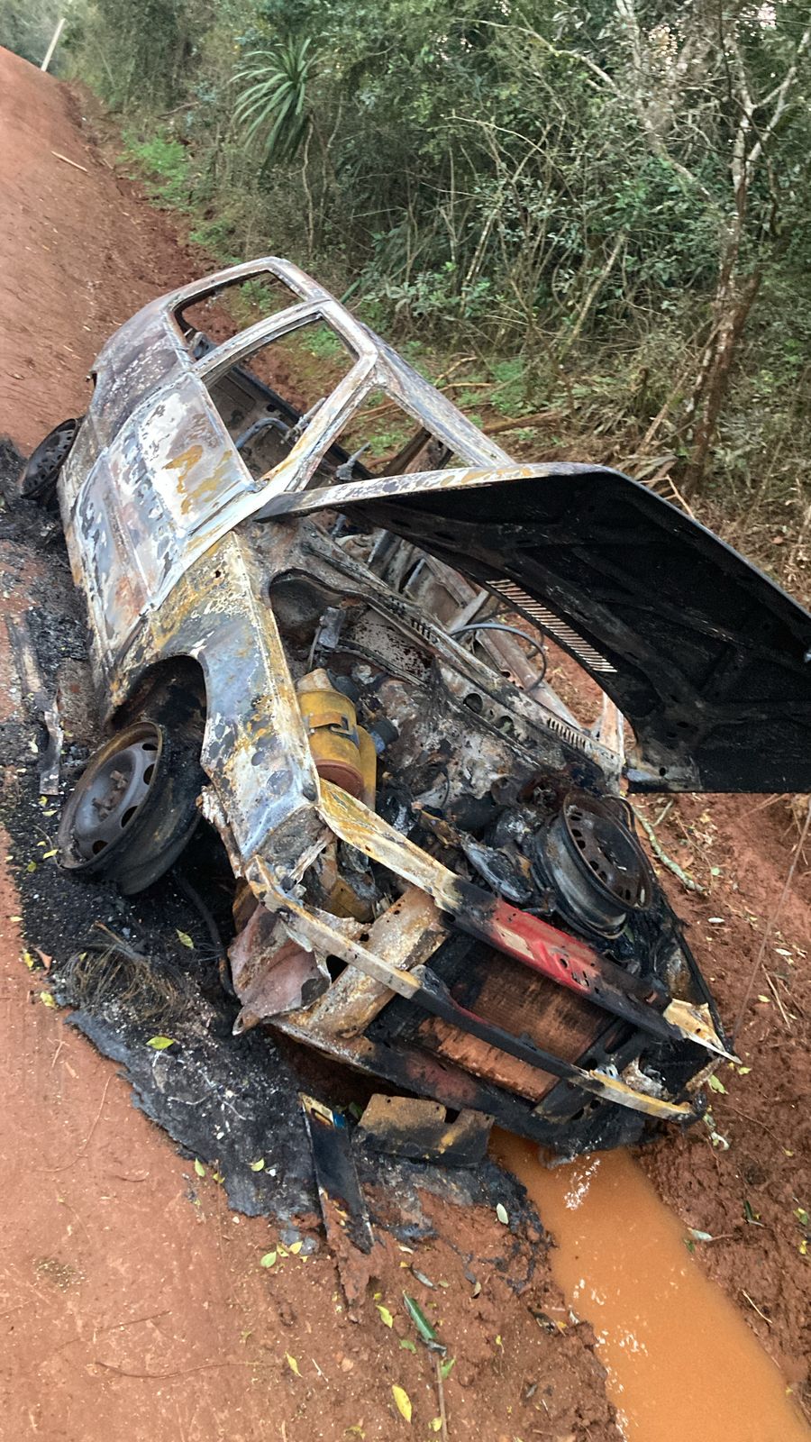 Veículo é encontrado incendiado em estrada entre Campo Novo e Coronel Bicaco