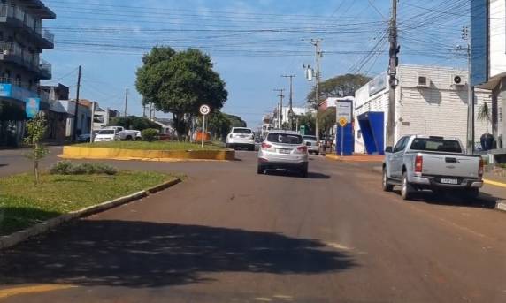 Pedestre de 17 anos é atropelada por moto na Avenida Santa Rosa em Três de Maio