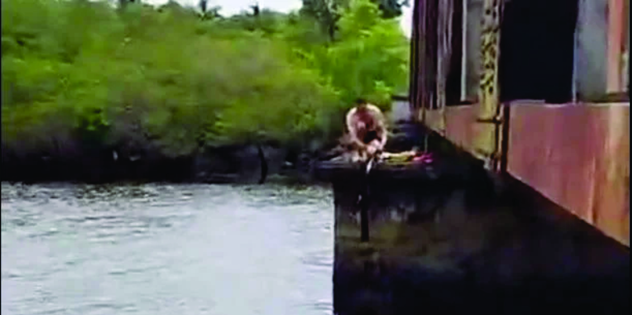 Mulher cai de ponte ao tirar foto e se segura em cadarço até ser resgatada por bombeiro