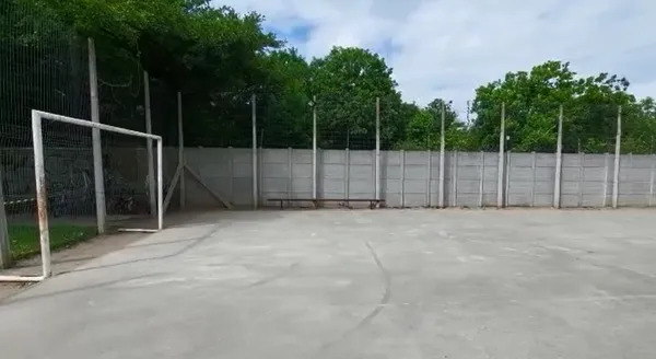 Polícia investiga morte de criança após suspeita de choque elétrico em quadra de esportes em Pelotas