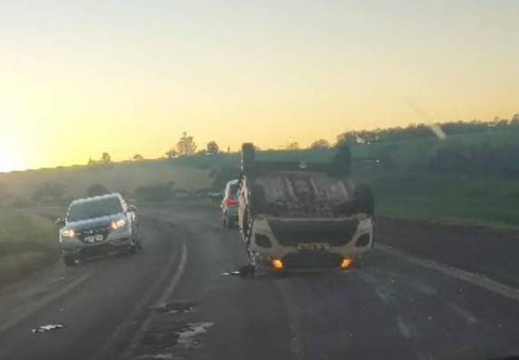 Capotamento de veículo mobiliza Corpo de Bombeiros em Horizontina