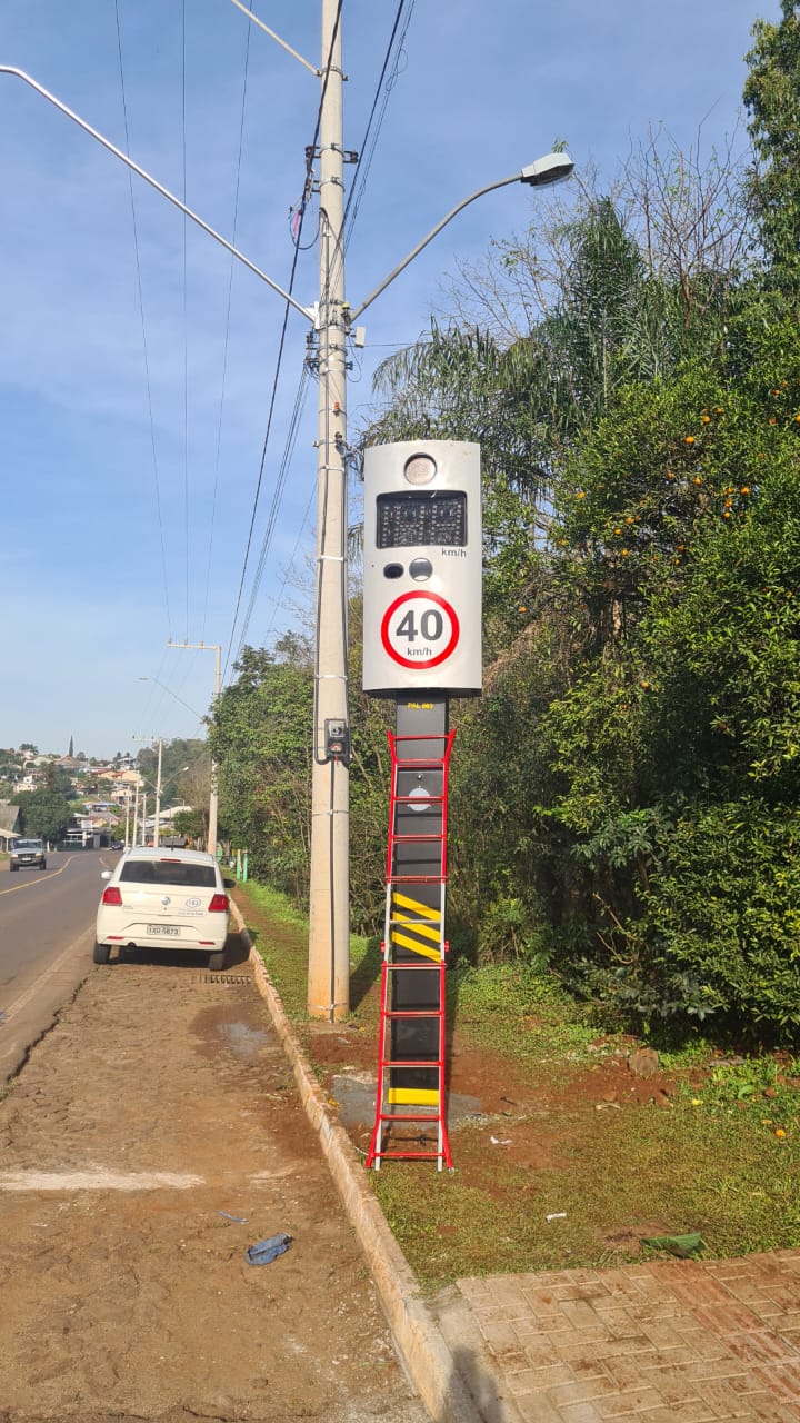 Foi reinstalada a lombada eletrônic da rua Iriapiria