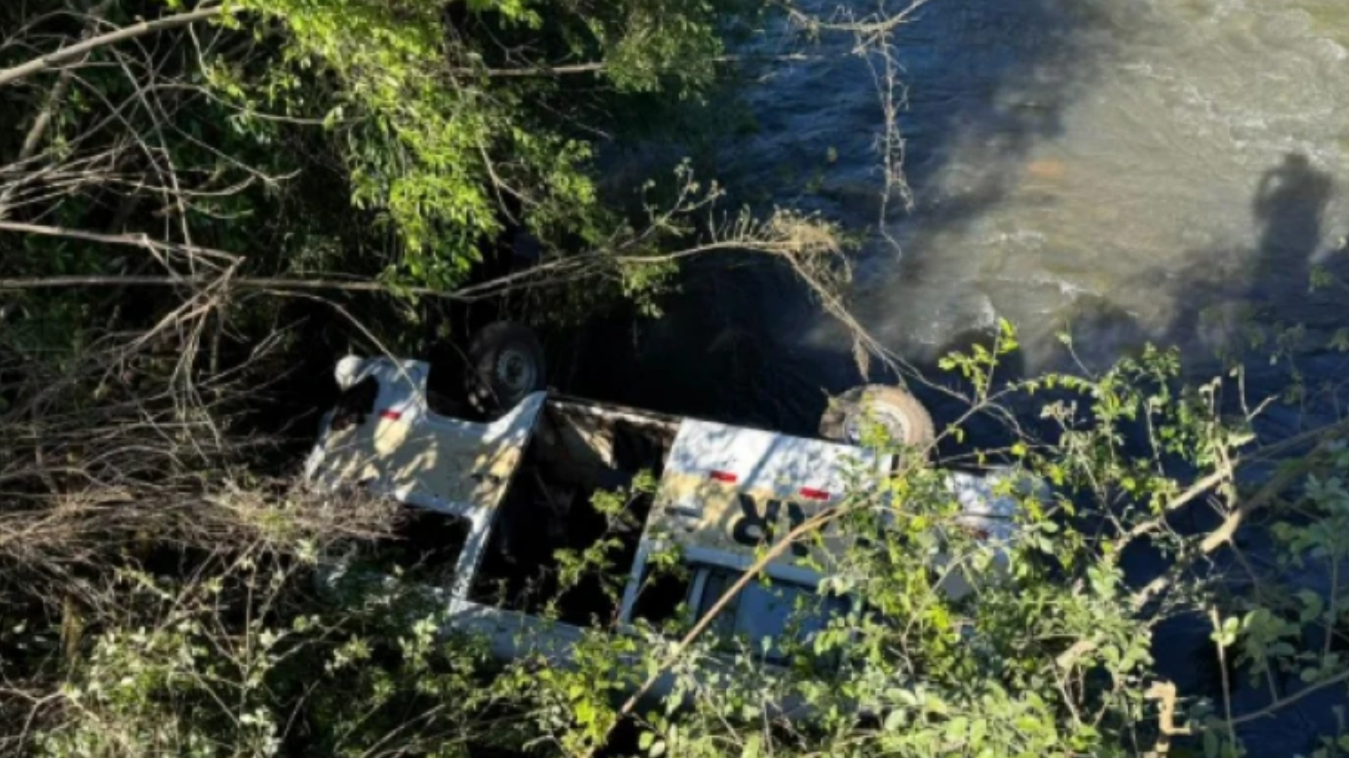 Kombi escolar que transportava nove crianças cai em rio