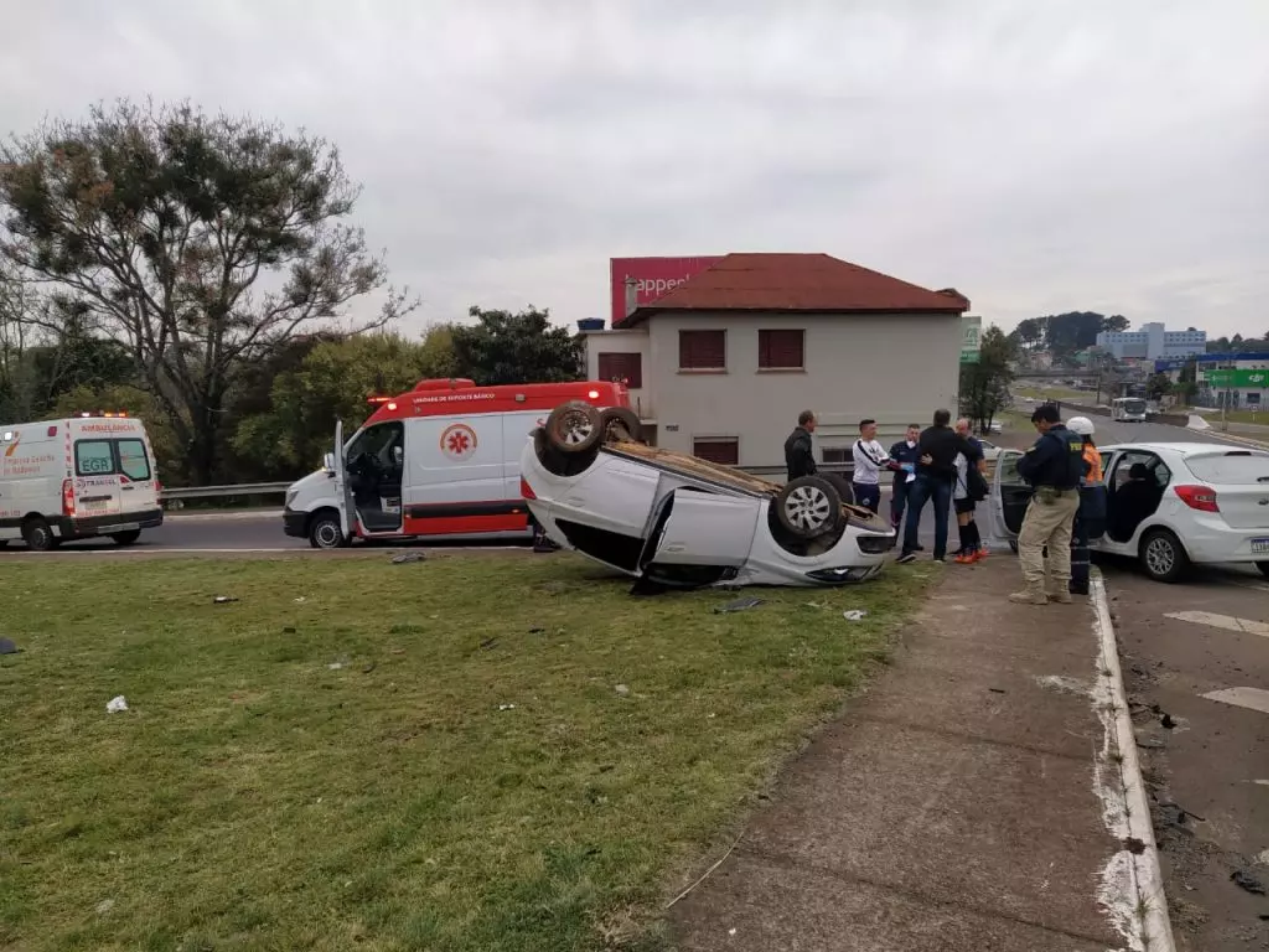 Colisão e capotamento é registrado na BR-285 com a ERS-135 em Passo Fundo