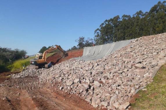 BR-386 é parcialmente bloqueada por risco de desmoronameno em Montenegro