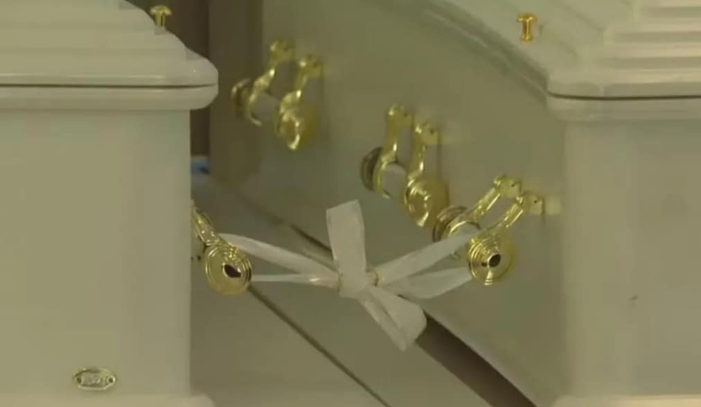 Emoção no velório em Santa Rosa: Fita branca com alianças une caixões de casal vítima de queda de avião em SP