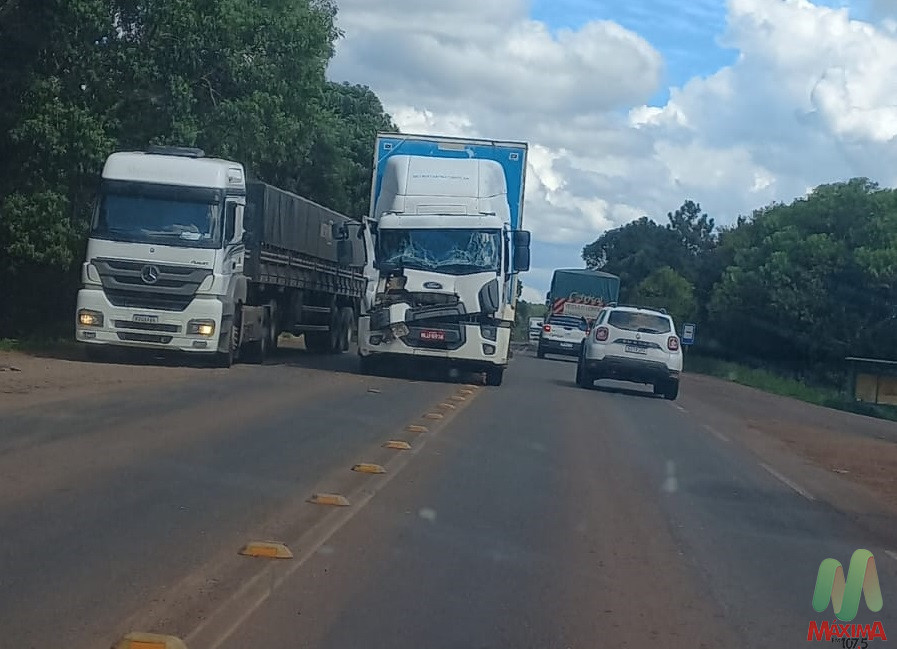 Colisão traseira deixa trânsito lento na ERS 324 em Três Palmeiras