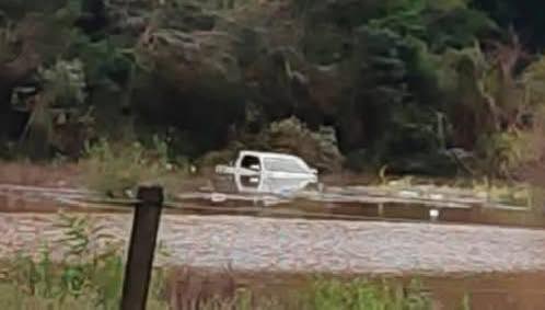 Homem fica preso em ponte encoberta por enchente em Porto Xavier
