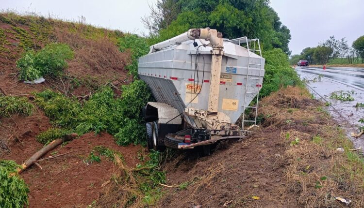 Caminhão sai da pista na ERS-155