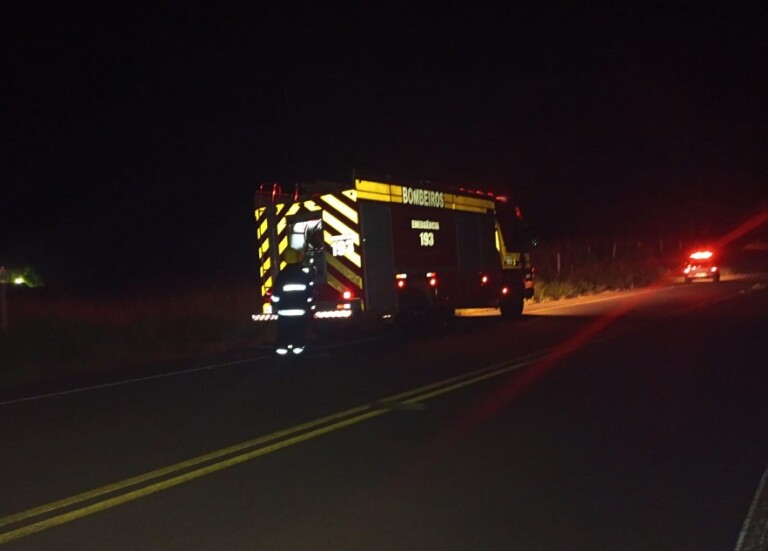 Populares tiram motorista desmaiado de carro pegando fogo em SC