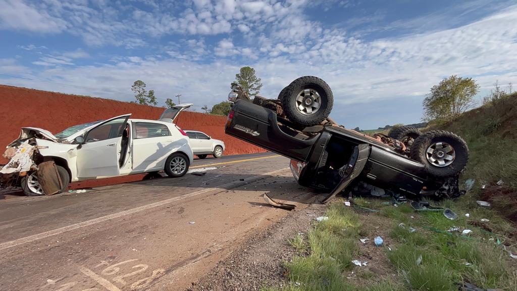 Grave colisão frontal deixa três pessoas feridas entre Ernestina e Passo Fundo