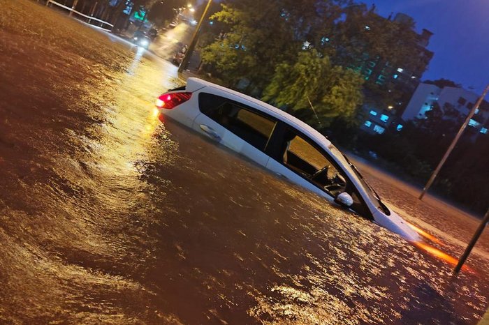 Três pessoas são resgatadas de carro submerso pela enxurrada em Lajeado