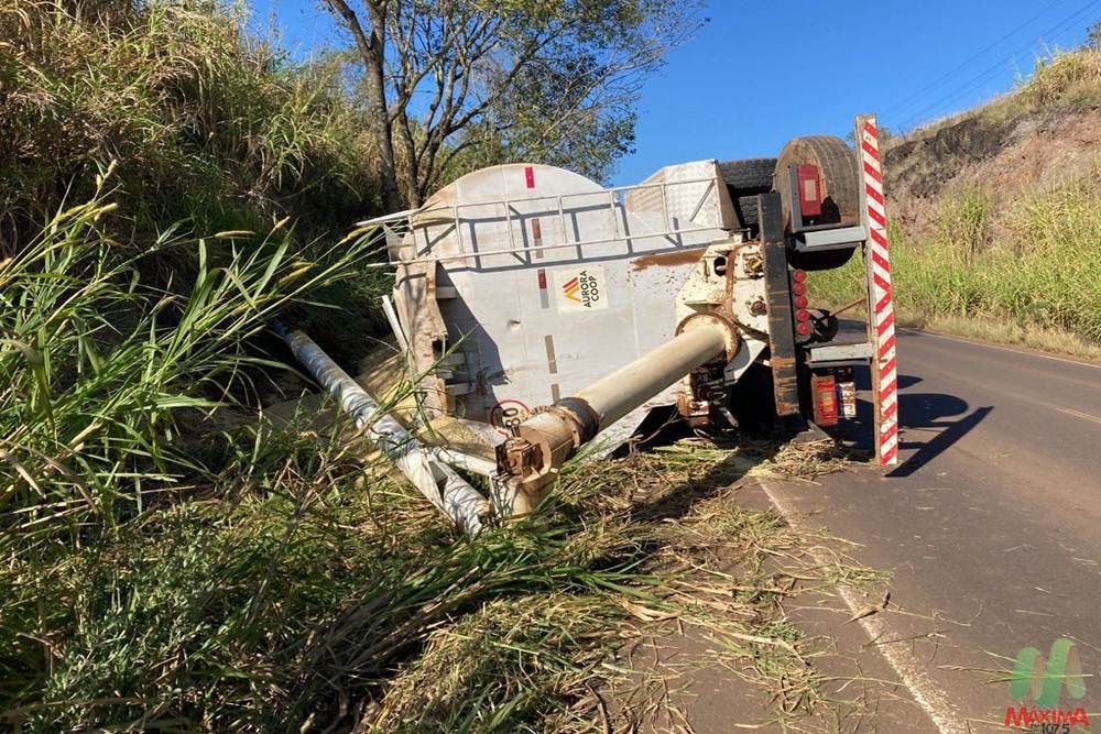 Caminhão tomba na ERS-404 entre Rondinha e Sarandi