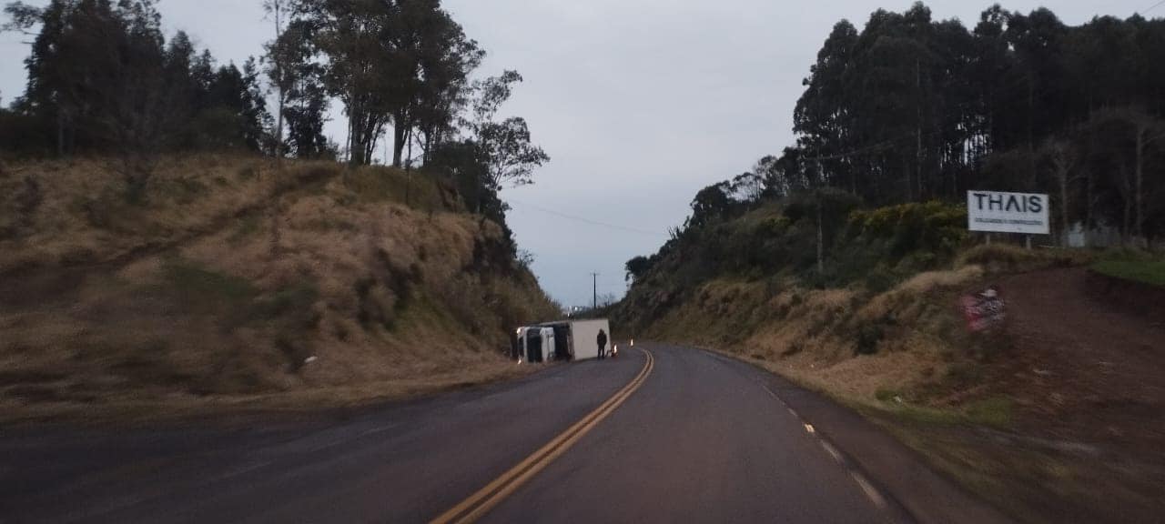 Caminhão tomba na ERS-404 em Sarandi