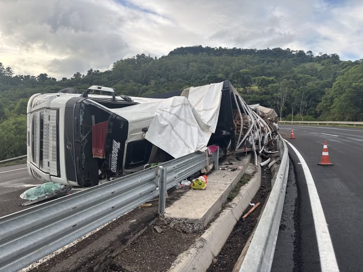 Acidente com carreta é registrado no km 333 da BR-386, em Marques de Souza!