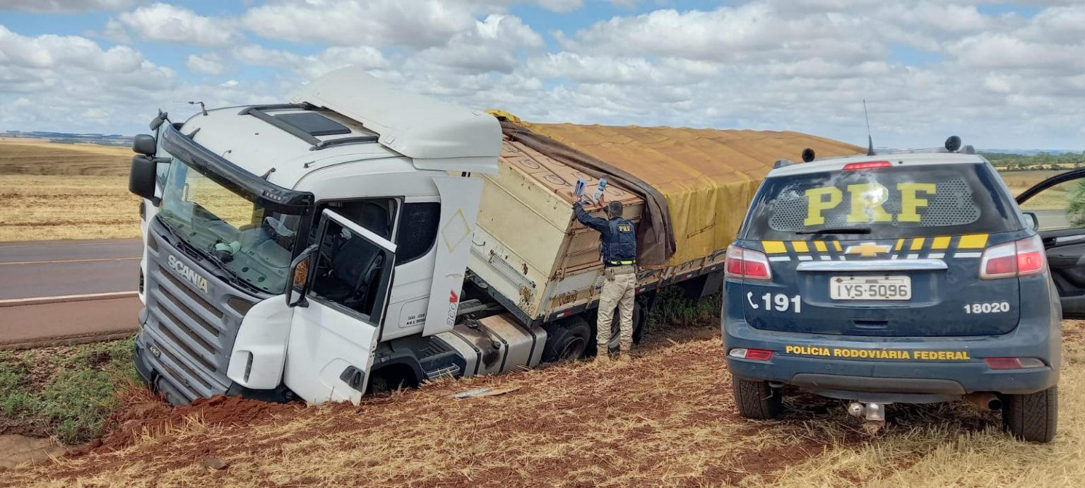 Vídeos: PRF apreende duas carretas carregadas com cigarros e prende dois paraguaios após tentativa de fuga