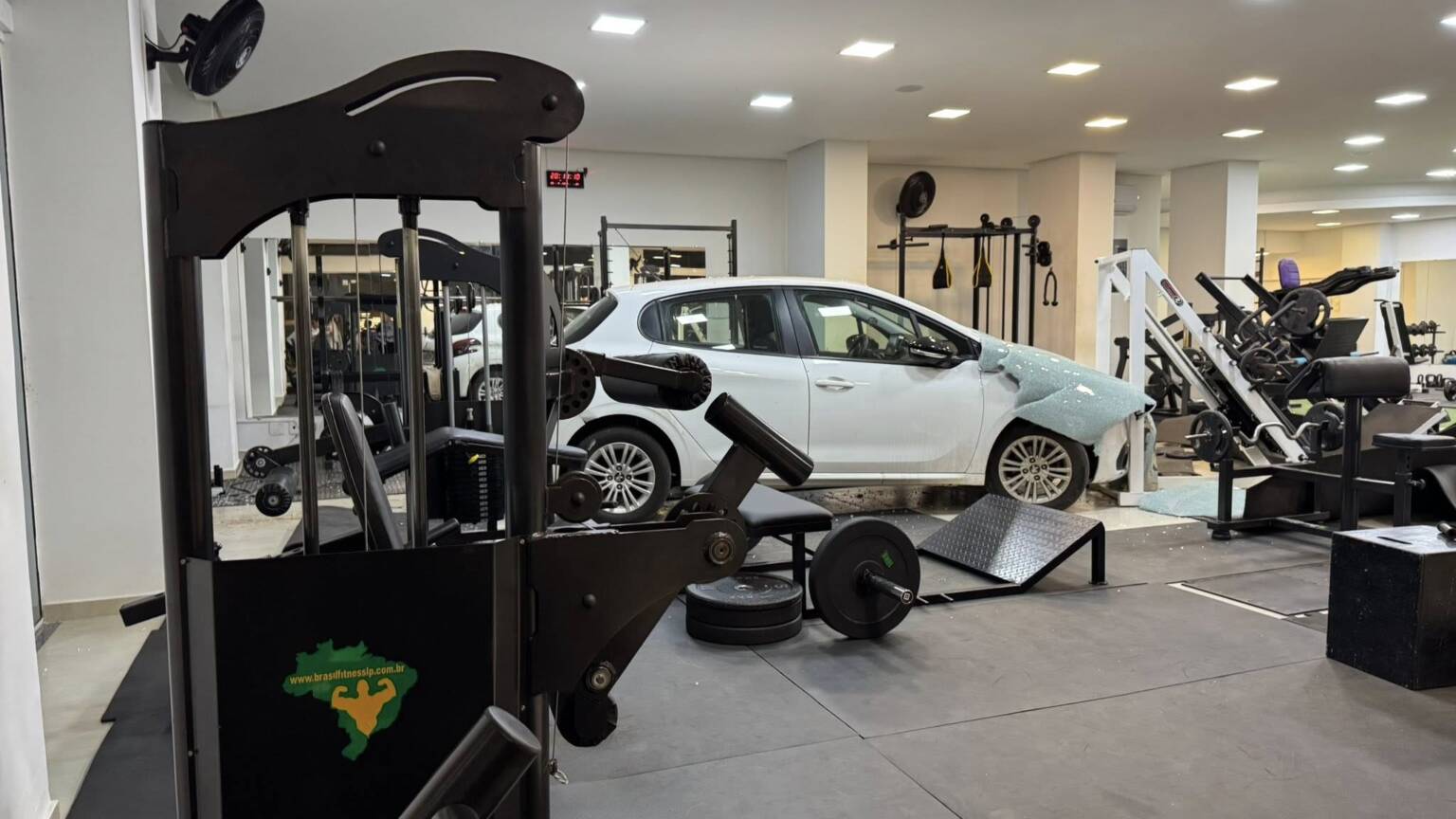 Carro invade academia no centro de Ibirubá