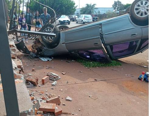 Veículo capota após colisão no bairro Mucha em Giruá