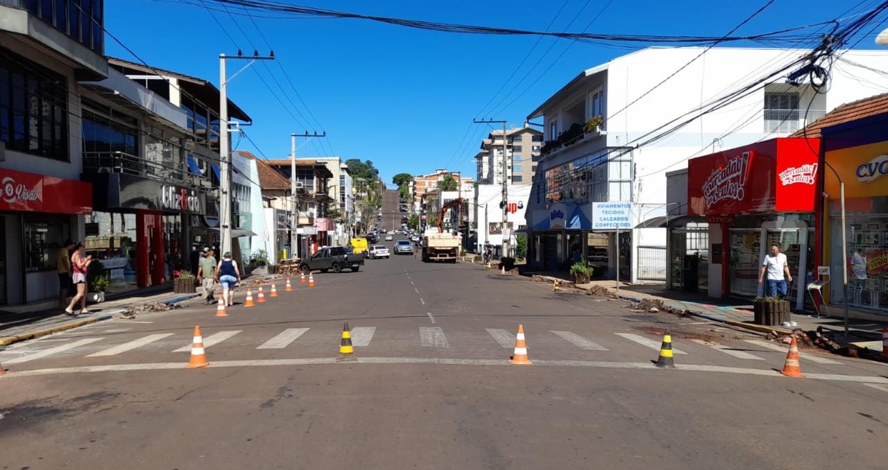 Rua da Holanda estará interditada nos próximos dias para construção da rua Coberta