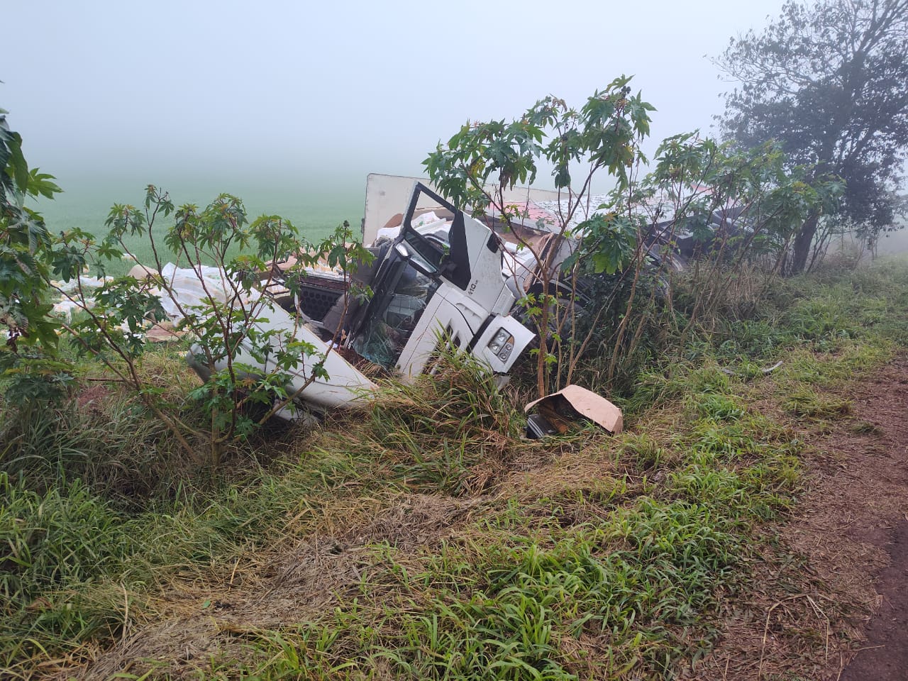 Carreta tomba na BR-468 em Bom Progresso