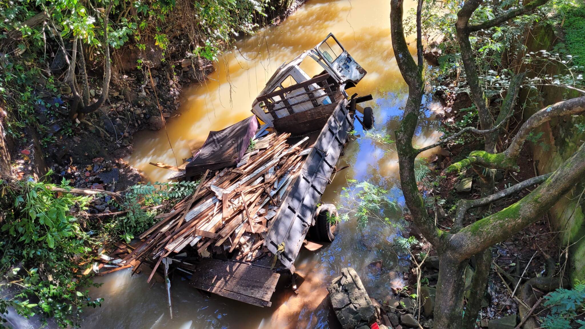 Ijuí: Caminhão cai de ponte sobre o Arroio Moinho