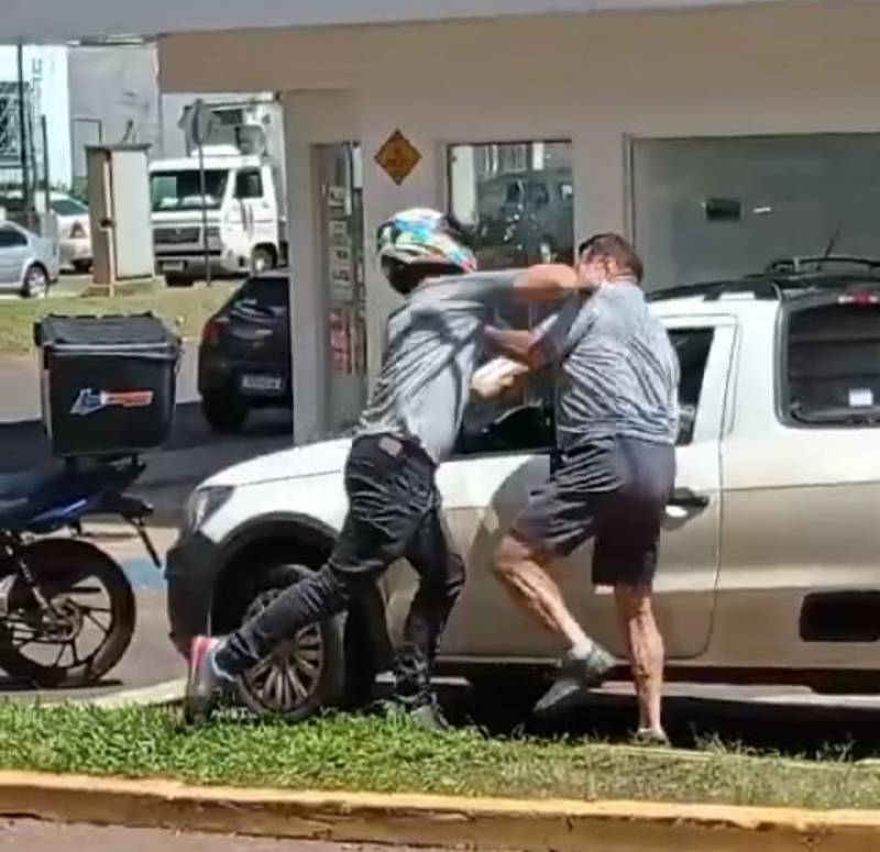 Motorista e Motociclista trocam socos após colisão em Santo Ângelo