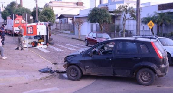 Ambulância do Samu tomba ao se envolver em acidente no Centro de Venâncio Aires