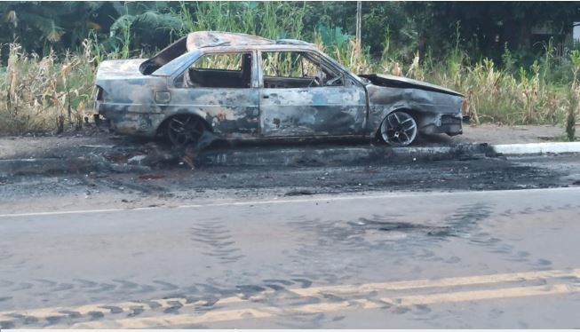 Veículo incendeia e fica totalmente destruído na VRS-822, em Esperança do Sul