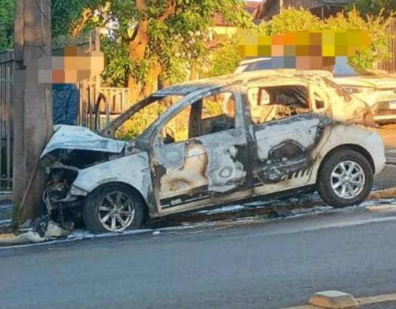 Veículo pega fogo após colidir em poste na manhã deste domingo em Ijuí