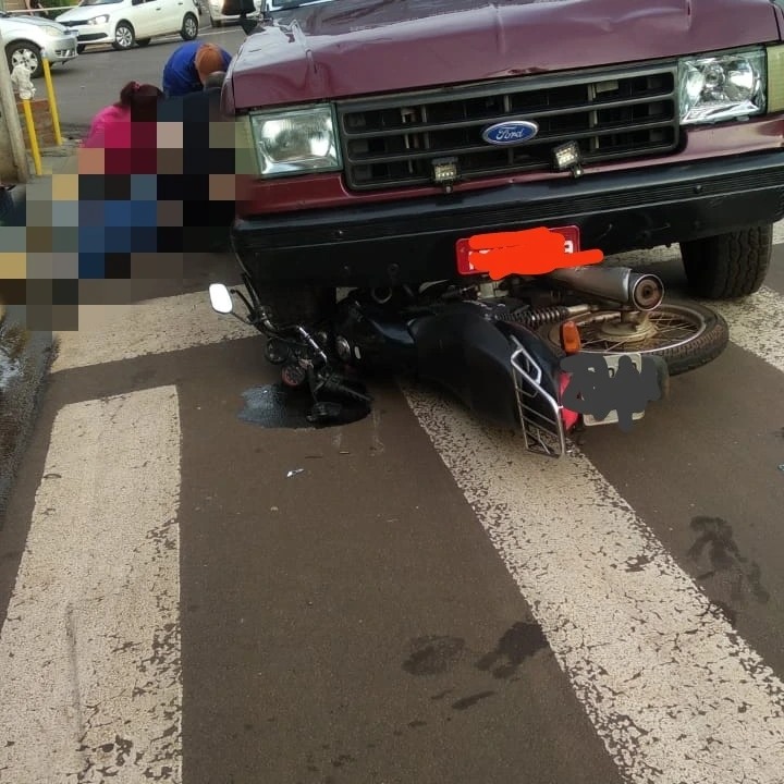 Colisão entre uma F-1000 e uma moto no centro de Panambi-RS