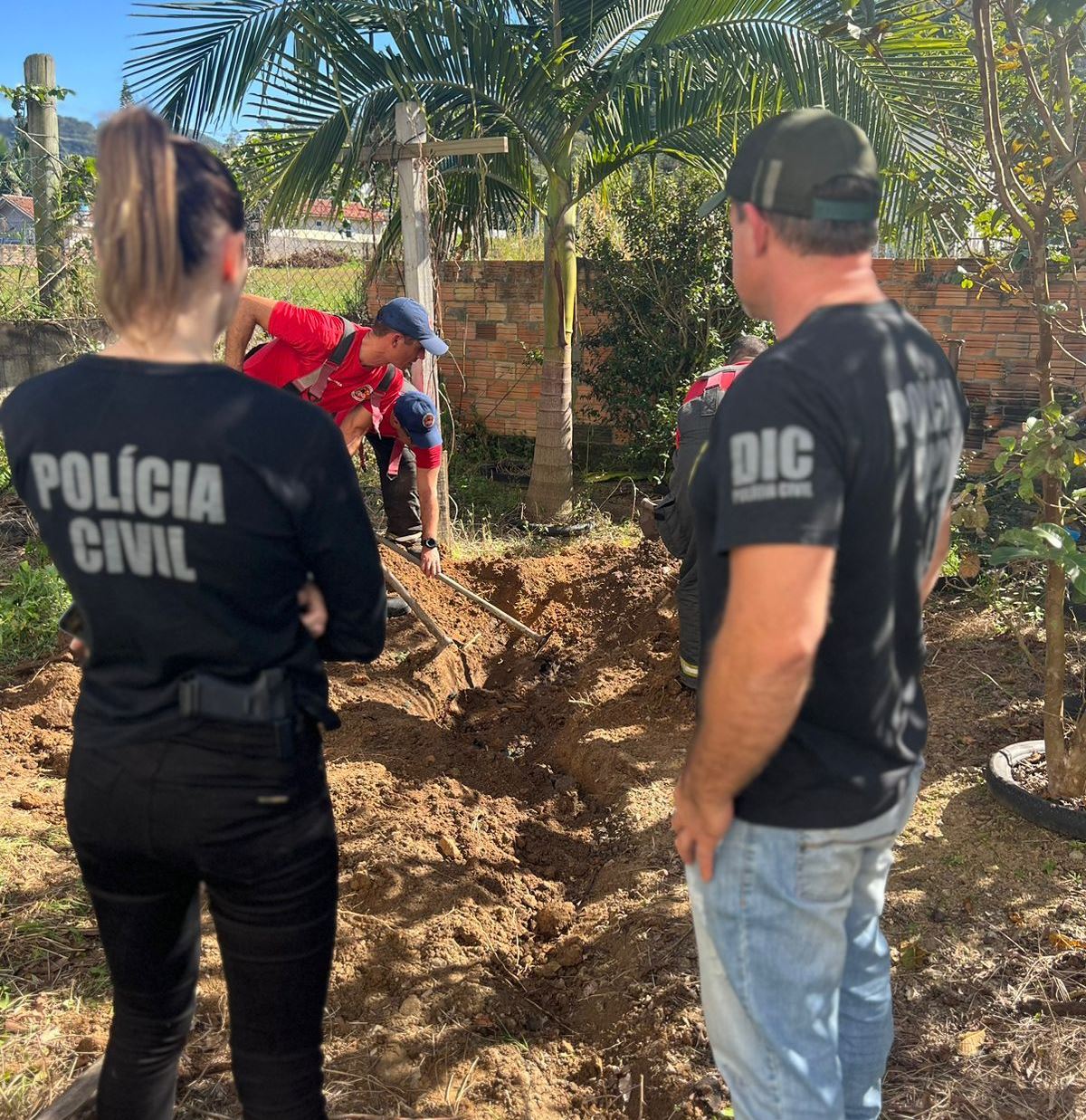 Corpo de mulher desaparecida há 10 meses é encontrado enterrado no quintal de casa em SC