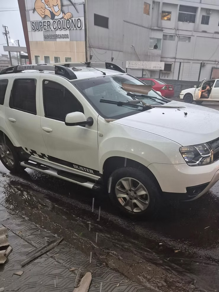 Chuva e Ventos Fortes em Portela: Telha de Brasilit Atinge Carro com Mulher e Adolescente