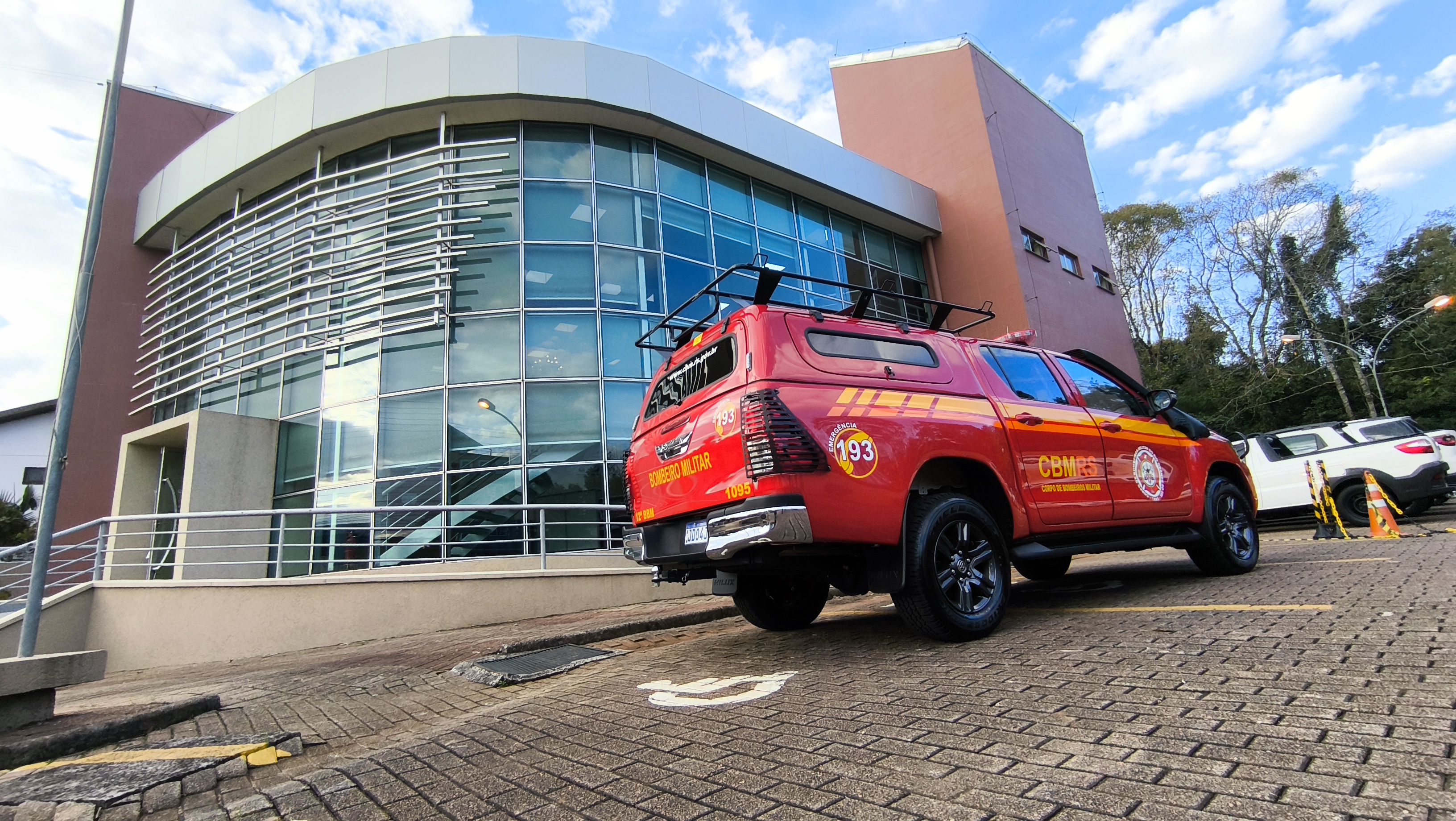 Corpo de bombeiros de Panambí recebe nova viatura.