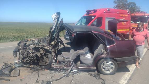 Colisão frontal envolve carreta e automóvel na BR-158 em Júlio de Castilhos