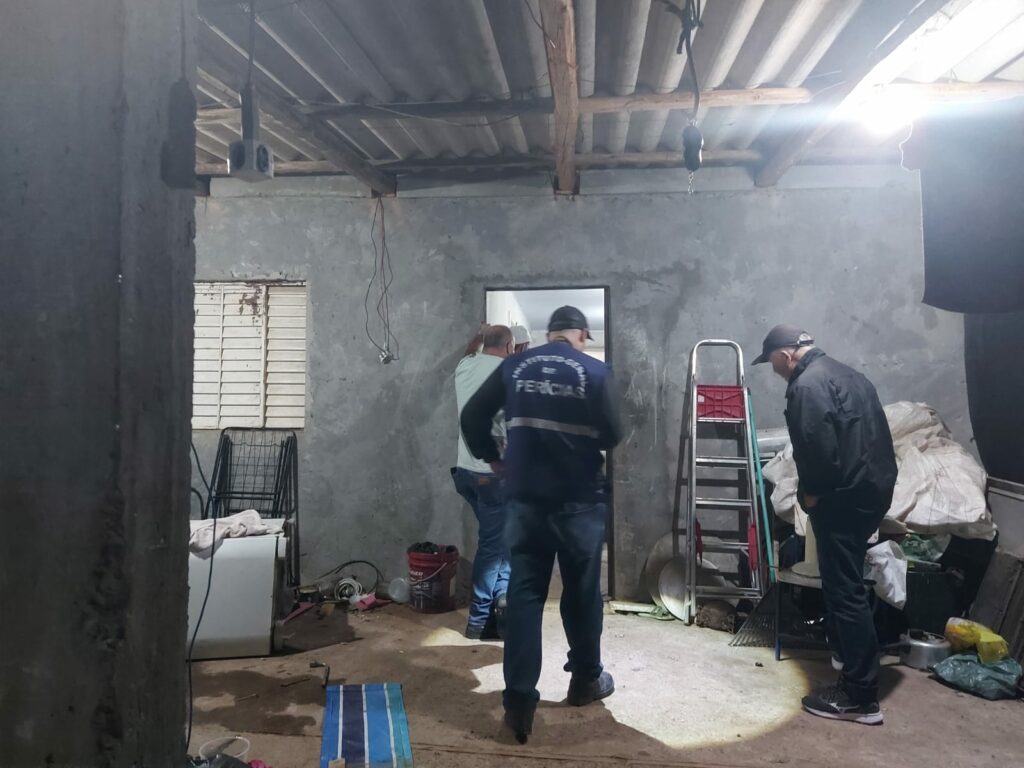 Homem é executado com mais de 20 tiros na sala de casa em Santa Maria