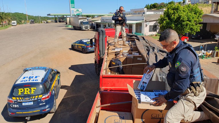 PRF apreende bitrem carregado com cigarros e prende contrabandista no RS