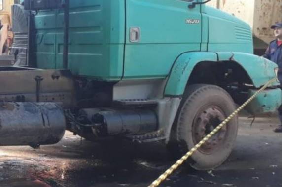 Homem morre prensado por caminhão em empresa