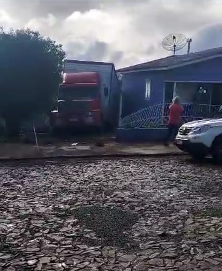 Caminhão desce rua de ré e invade pátio de casa em Três Passos